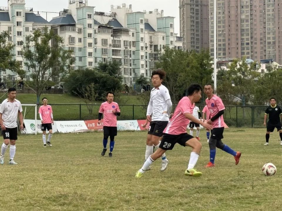 足球比赛中选手们的斗志和毅力备受赞誉